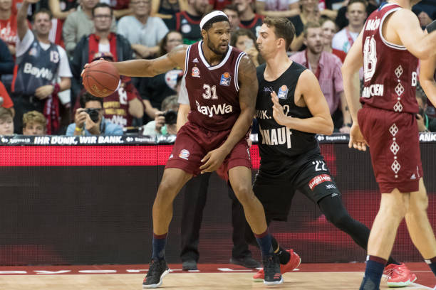 他已抵达英 他已抵达英