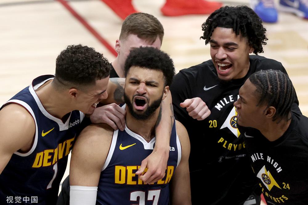 同时保持自 同时保持自